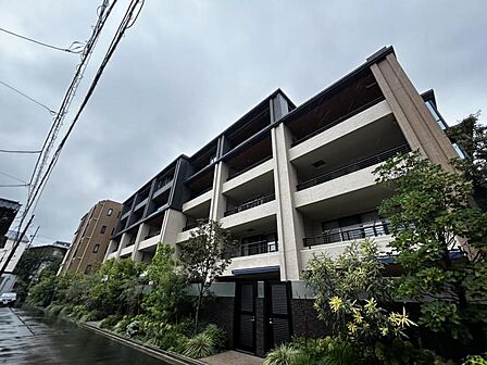 【外観】豊かな植栽が私邸を包み込む。開放感とプライバシーを享受する角地立地