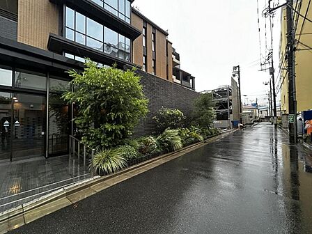 【周辺環境】大通りの賑わいから離れ、落ち着いた時が流れる住環境