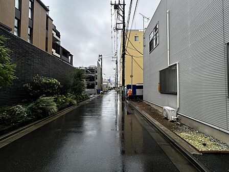 【周辺環境】スッキリとした前面道路がもたらす、開放感のある住環境。