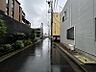 エントランス：【周辺環境】スッキリとした前面道路がもたらす、開放感のある住環境。