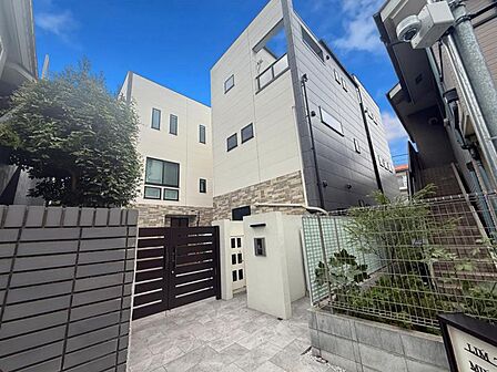 【外観】 青空に映える落ち着きのある外観。閑静な住宅街にふさわしい落ち着きをまとっています