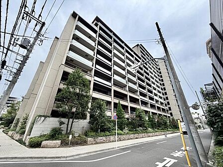 【外観】周囲の街並みと調和する落ち着いた色調。上質な日常を予感させる。