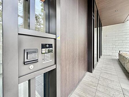 【オートロック】オートロック完備の安心感。住まう人の安全を第一に考えた設計。