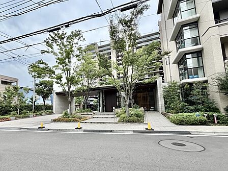 【エントランス】豊かな植栽に包まれたエントランスアプローチ。緑が導く我が家への道。