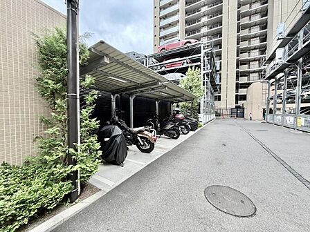 【駐車場】敷地内にはお車だけでなくバイク置き場もあります。