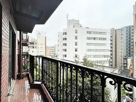 【バルコニー】朝の澄んだ空気や、夕方に吹く清々しい風を感じられるバルコニー。