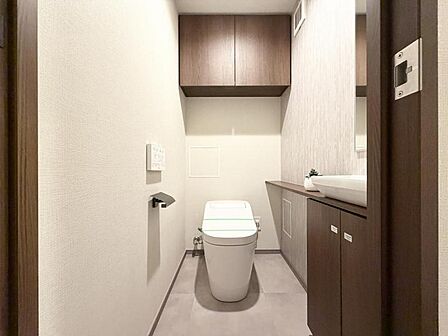 【トイレ】白を基調とした清潔感あふれる空間となっております。