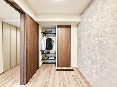 【洋室:4.2帖】フローリング仕様でお手入れもしやすいお部屋です。