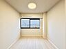 子供部屋：【洋室:4.7帖】明るく落ち着いた雰囲気のお部屋です。