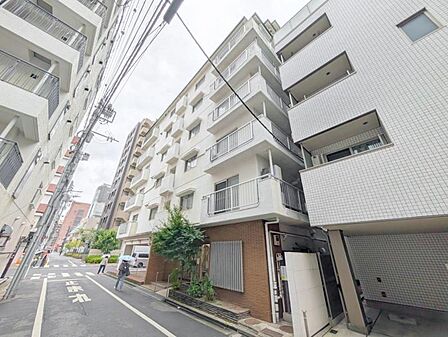 【外観】 落ち着いた色合いで、周囲の街並みに馴染む外観です。
