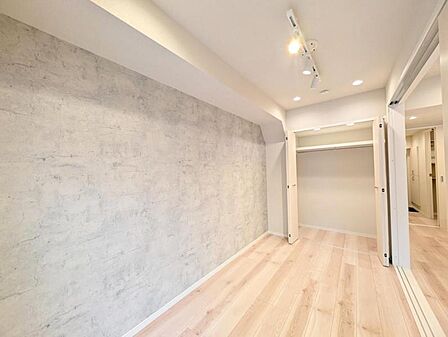 【洋室:4.7帖】 使い方に柔軟性があり、個室としても趣味の部屋としても利用可能です。