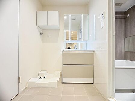 【洗面所】 洗面台と洗濯パンが並ぶ洗面所は、家事動線が整った頼れる場所。忙しい朝もストレスフリー。