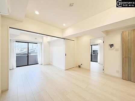 【LDK:10.2帖】新築同様の心地よさを。最新の住設が揃う快適なリビング。