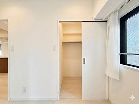 【収納】WICを備え豊富な収納力を確保。衣類や荷物をすっきりと収め、居室を美しく保てます。