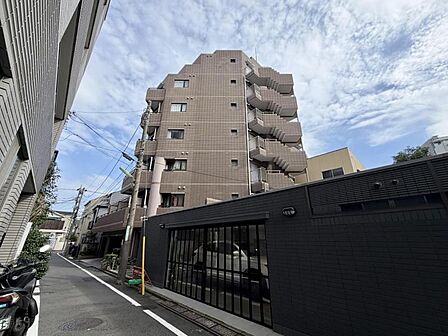 【外観】モダンなデザインが際立つ外観。存在感と品格を兼ね備えたマンションです。