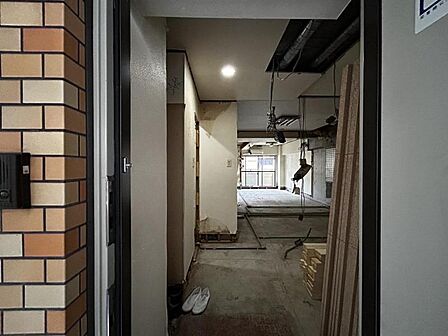 【玄関】住まいへと続くアプローチに、上質な迎賓空間を演出します。