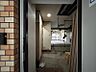 玄関：【玄関】住まいへと続くアプローチに、上質な迎賓空間を演出します。