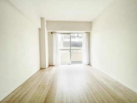 【洋室:6.0帖】 シンプルで綺麗な形の居室は季節に合わせてインテリアを楽しみながらお住まいいただけます。