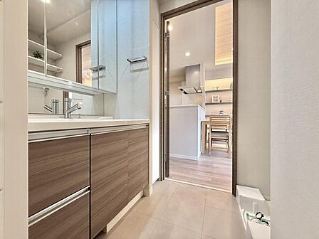 使い勝手の良い洗面台で、朝の準備もスムーズにこなせます。