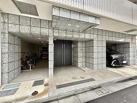 落ち着いた色合いで、周囲の街並みに馴染む外観です。