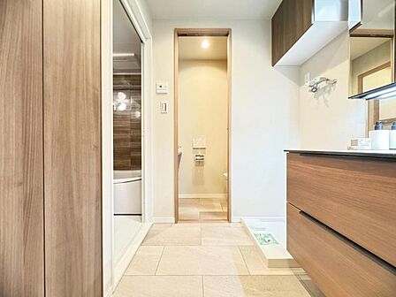 【洗面所】 洗面台と洗濯パンが並ぶ洗面所は、家事動線が整った頼れる場所。忙しい朝もストレスフリー。