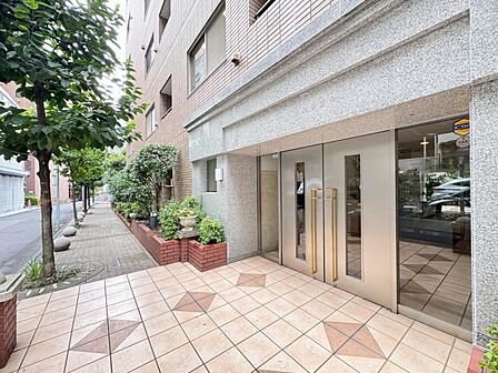 【エントランス】 しっかりと管理が行き届き開放感があり明るいマンションの顔