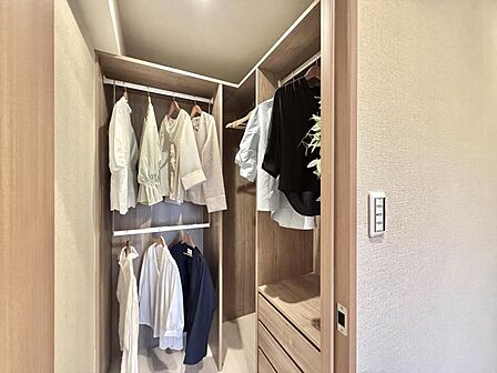 【収納】WICや収納棚が付いて、荷物が多くてもスッキリと暮らせます。