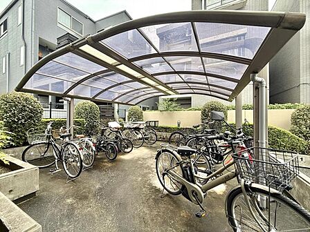 【駐輪場】屋根付きの駐輪スペースがあり、雨の日も安心です。