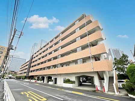 【外観】周囲の街並みと調和する落ち着いた色調。上質な日常を予感させる。