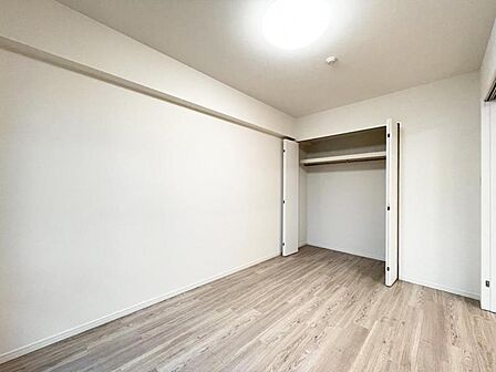 【洋室:6.4帖】フローリング仕様でお手入れもしやすいお部屋です。