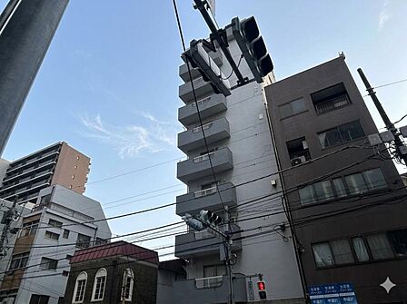 【外観】青空に映えるあたたかみのある外観デザイン。日々の暮らしに寄り添う穏やかな住環境。