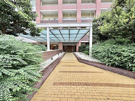 【エントランス】穏やかな雰囲気が広がる入口部分。