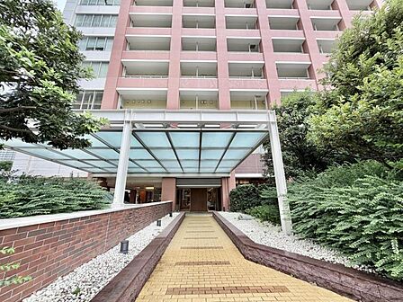 【エントランス】不在時にも便利な宅配ボックスを備えています