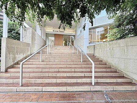 【エントランス】建物の印象を高める洗練された佇まい。