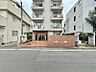外観：【外観】住まいへと続く落ち着いた導入空間。