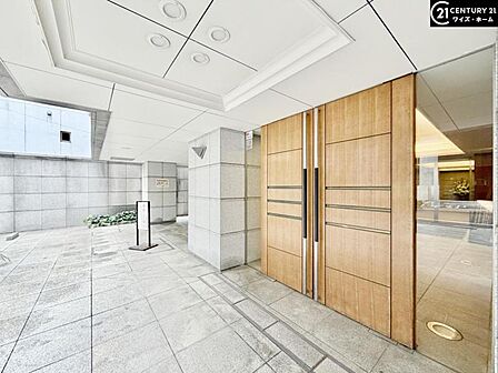 【エントランス】住まいの顔ともいえるエントランスは、上品で洗練された印象に仕上がっています。