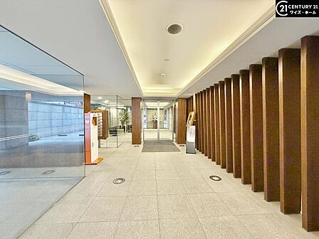 【エントランス】優雅さも感じられる重厚で高級感のあるエントランスです。