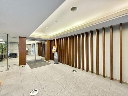【エントランス】清潔感のある明るいエントランスが、毎日の帰宅を心地よく迎えてくれます。
