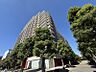 外観：【外観】青空に映える重厚な佇まい。都心の喧騒を忘れさせる端正な外観。