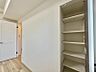寝室：【洋室：5.5帖】プライベートなお部屋ではゆったりとした時間を過ごしたいです。落ち着いた時間が流れる住空間。