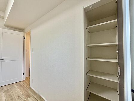 【洋室:5.5帖】プライベートなお部屋ではゆったりとした時間を過ごしたいです。落ち着いた時間が流れる住空間。