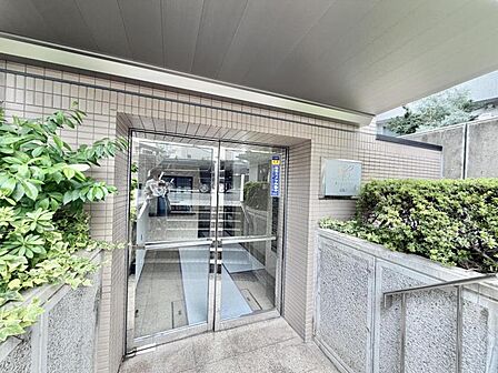 【エントランス】住む人や訪れる人を室内へと優しくエスコートします。