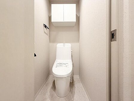 【トイレ】 小さなお子さまも使うトイレだからこそ、掃除のしやすさは大切。床材や壁の素材にも配慮され、日々のメンテナンスがぐっとラクになります。