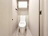 トイレ：【トイレ】　小さなお子さまも使うトイレだからこそ、掃除のしやすさは大切。床材や壁の素材にも配慮され、日々のメンテナンスがぐっとラクになります。