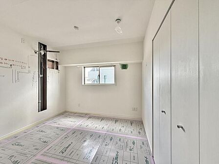 【洋室:5.7帖】お気に入りの家具に囲まれてゆったり読書や趣味を楽しめる空間が出来上がります。