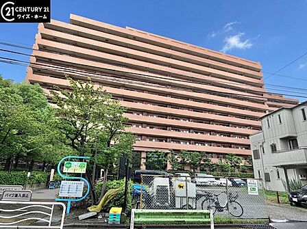 【外観】青空に映える重厚な佇まい。都心の喧騒を忘れさせる端正な外観。