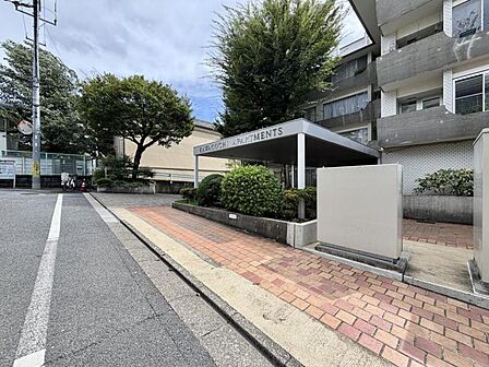 【外観】住む人や訪れる人を室内へと優しくエスコートします。