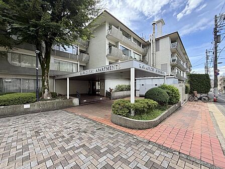 【エントランス】豊かな植栽に包まれたエントランスアプローチ。緑が導く我が家への道。