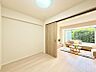 室内：【洋室：4.0帖】リビングと隣り合う洋室。趣味の部屋にもリビング拡張としても使用出来る汎用性があります。