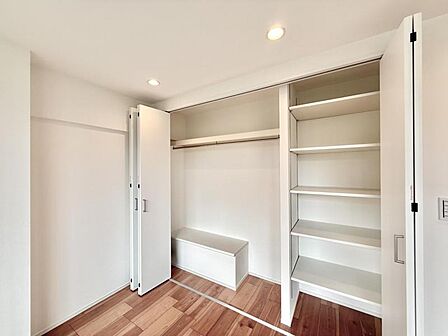 【収納】　大型のクローゼット完備。衣類だけではなく上部にバッグなどの小物、下部には季節の家電やスーツケース等スッキリと収納可能です